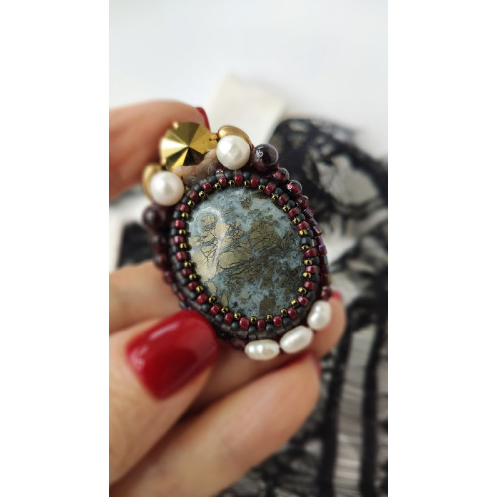 Неймовірна брошка з натурального гранату, перлин, кристалика Swarovski та піриту в породі