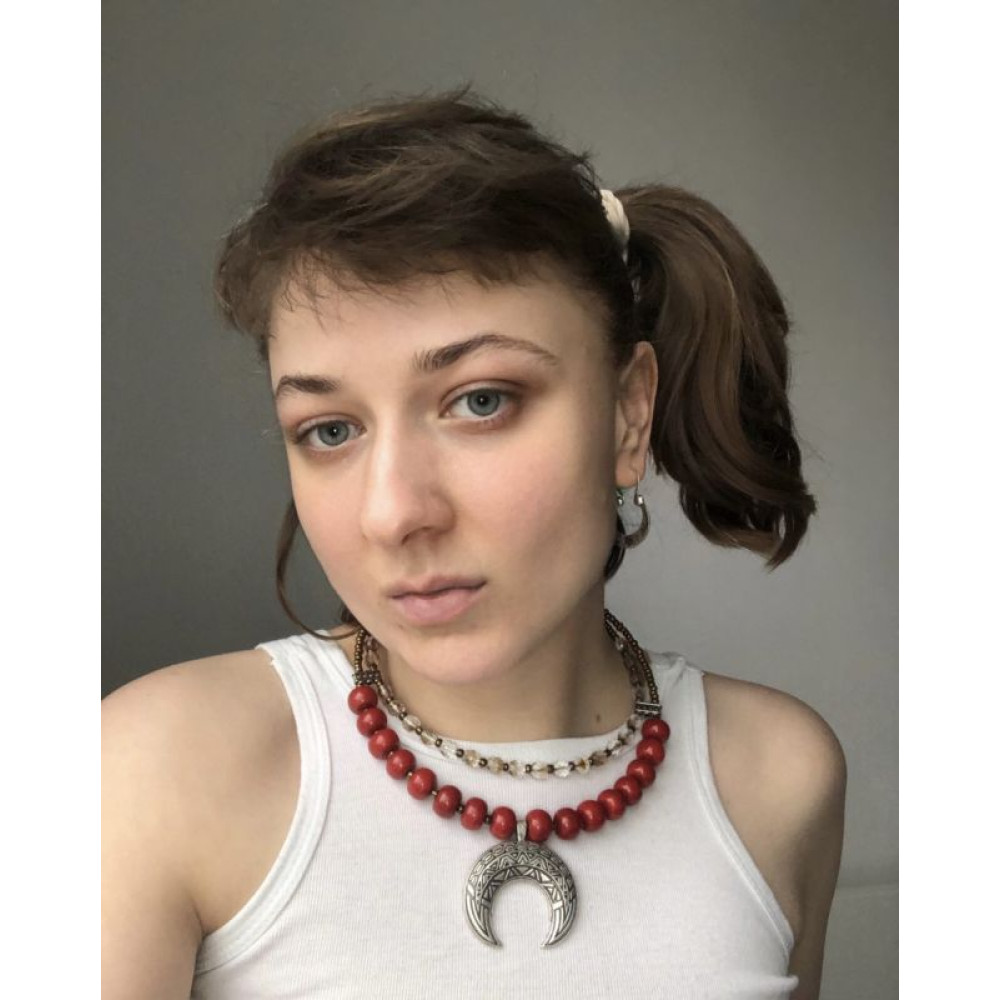 Лунниця з розкішним крупним коралом. 