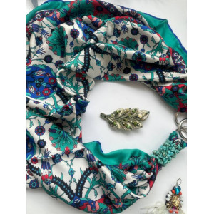 Дизайнерська хустка "Смарагдовий шовк" від бренда My Scarf, прикрашена натуральним каменем бірюза