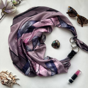 Дизайнерська хустка "Лавандова блюз" від бренда My Scarf, прикрашена натуральним каменем агат