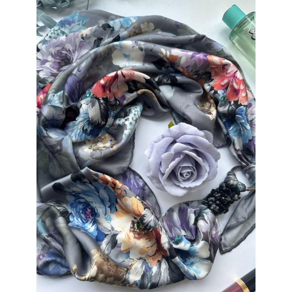 Дизайнерська шовкова хустка My Scarf "Срібляста перлина" 90 на 90 см  прикрашена обсідіантом