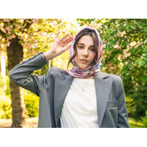 Дизайнерська хустка "Рожевий сад" від бренда My Scarf, подарунок жінці, прикрашений натуральним аметистом