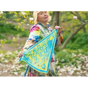 Дизайнерська косинка, бандана "Українська абетка", 70х70х100 см, шовк, подарункове паковання