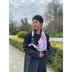 Дизайнерська шовкова хустка My Scarf "Рожева троянда" на 90 см з каменем гранат