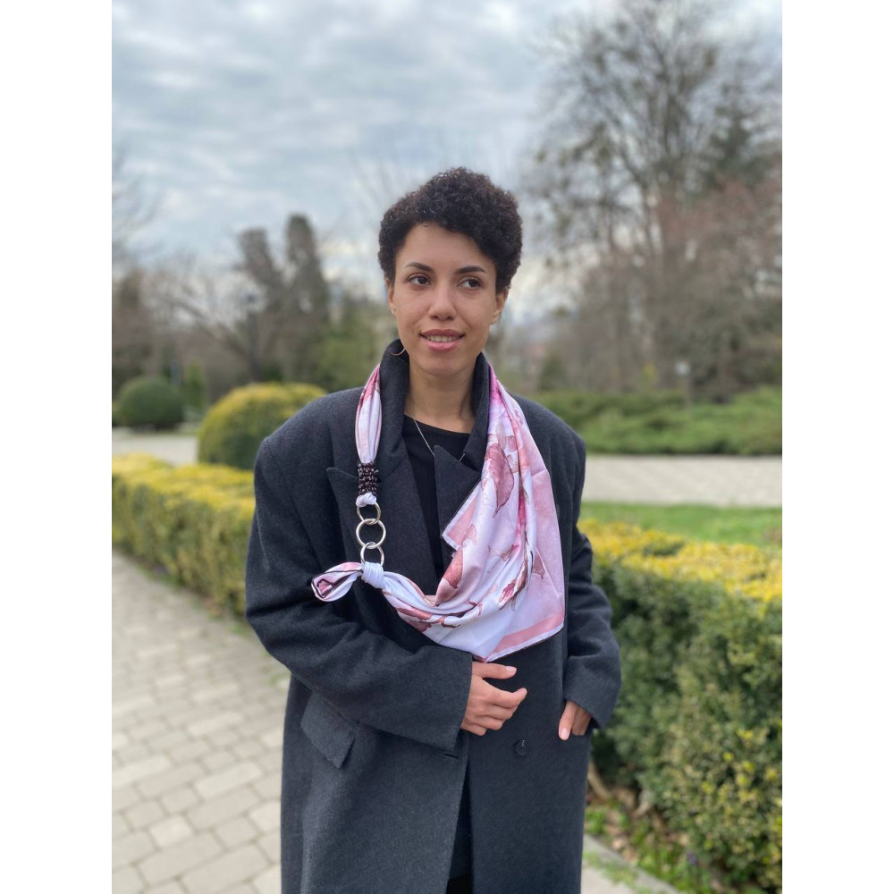 Дизайнерська шовкова хустка My Scarf "Рожева троянда" на 90 см з каменем гранат