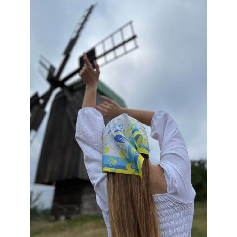 Велика дизайнерська яскрава хустка "З Україною в серці", 90 на 90 см, подарункова упаковка