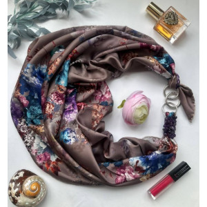 Дизайнерська хустка "Блакита гортензія" від бренда My Scarf, прикрашена натуральним каменем аметист