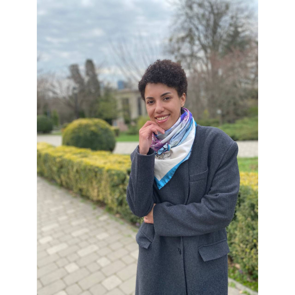 Дизайнерська шовкова хустка My Scarf "Блакитна гортензія" на 90 см з каменем аметист