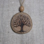 Круглий кулон із натуральної деревини.