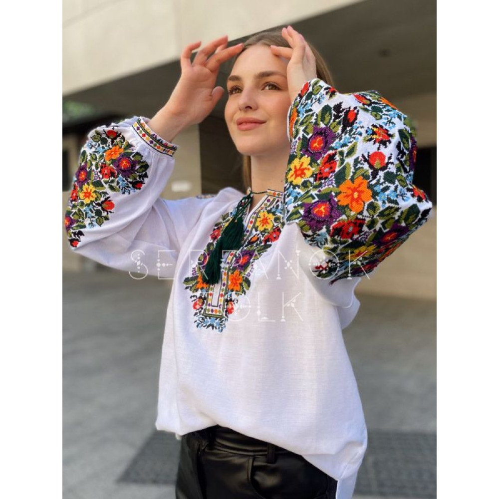 Біла вишита жіноча квіткова блуза бохо. Традиційна українська жіноча вишиванка.