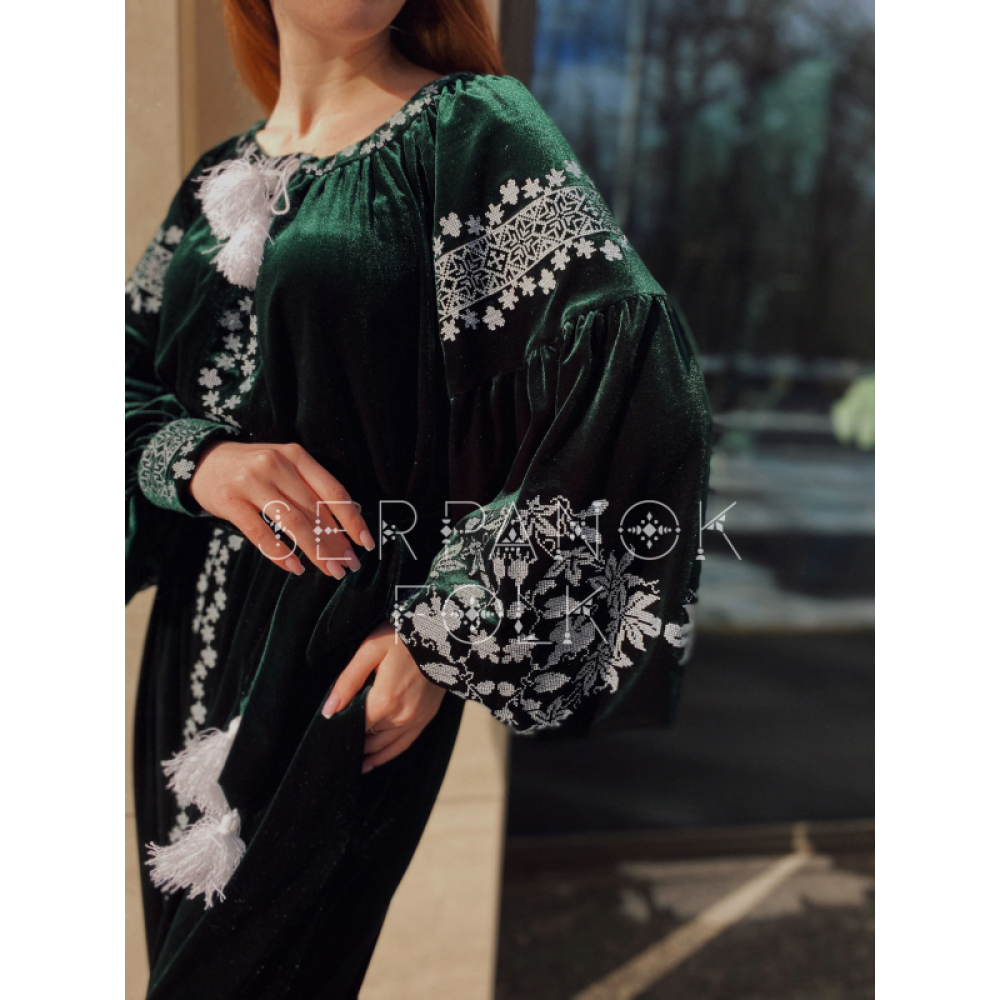 Жіноча вишита велюрова довга сукня. Українська вишита зелена сукня.