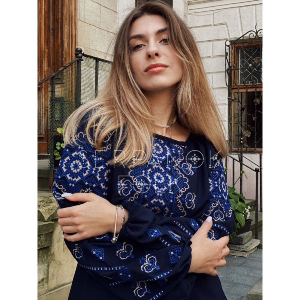 Шифонова жіноча синя вишита блуза. Традиційна жіноча синя вишиванка.