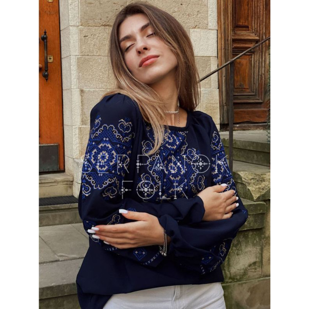 Шифонова жіноча синя вишита блуза. Традиційна жіноча синя вишиванка.