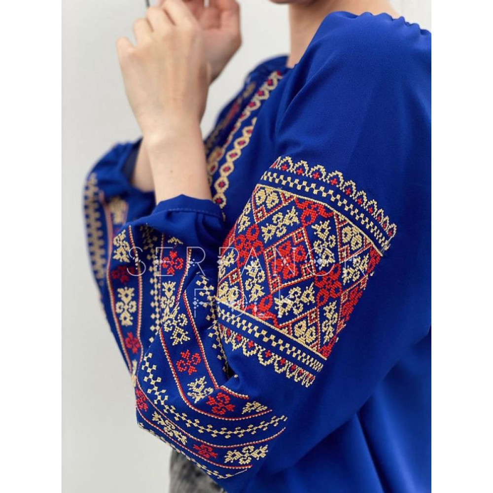 Стильна синя українська жіноча вишиванка на легкому шифоні. Жіноча українська вишита блуза.