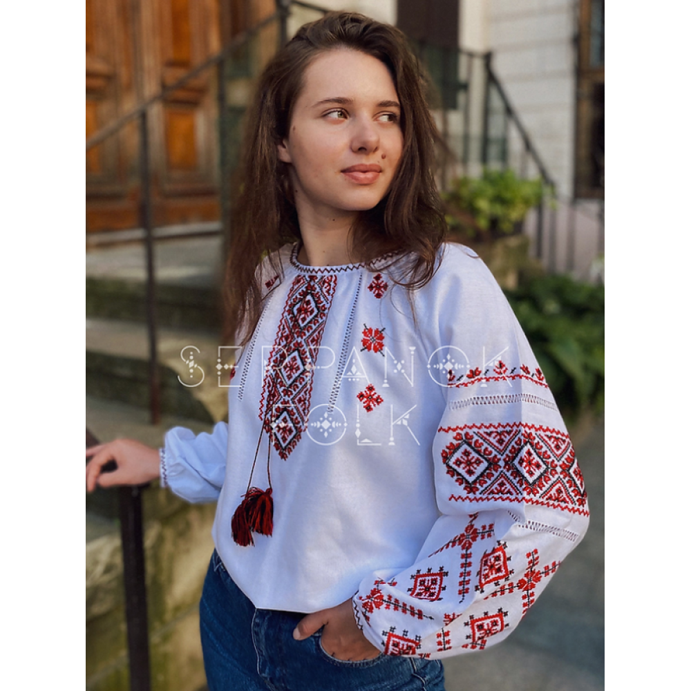 Традиційна біла жіноча вишита блуза. Українська жіноча біла вишиванка.