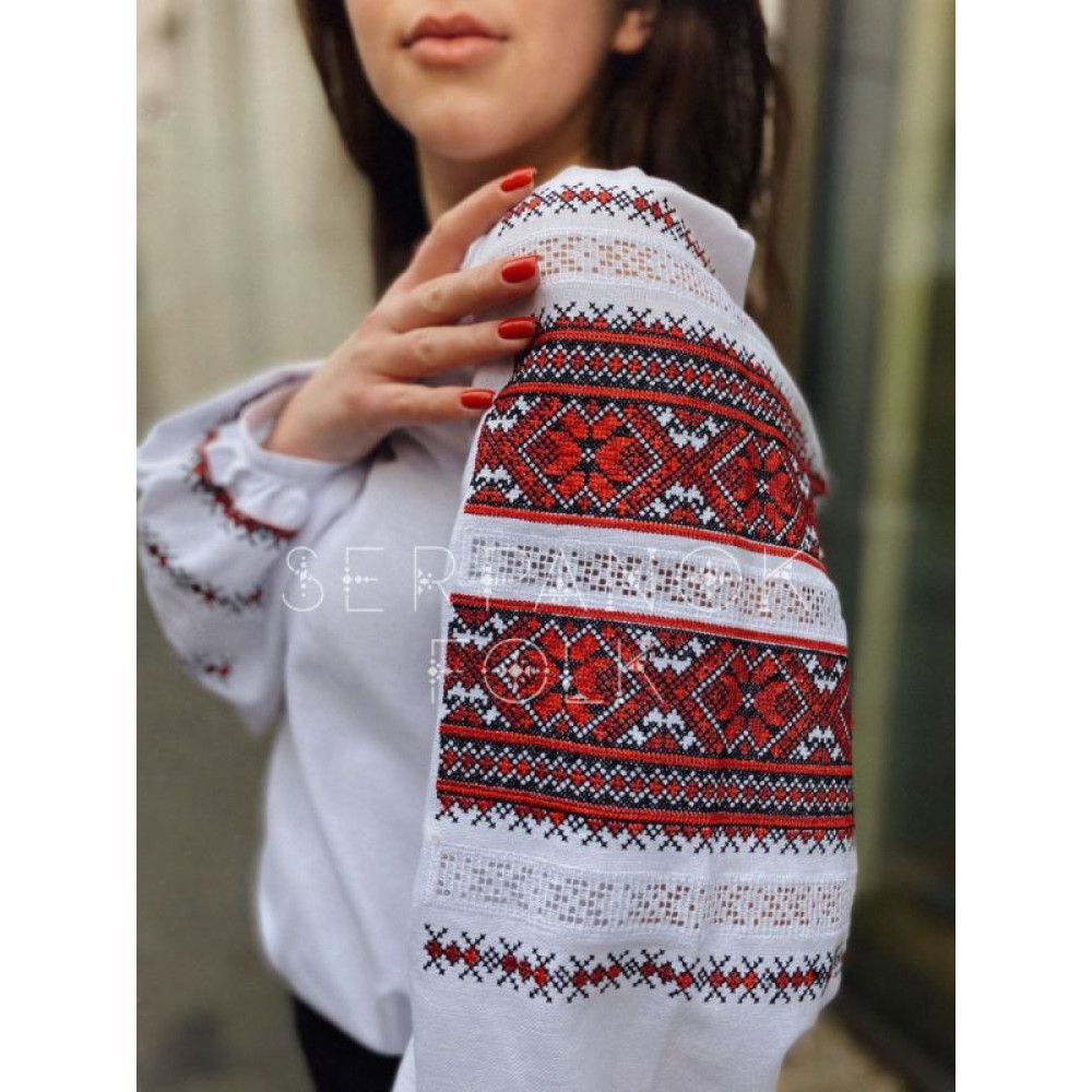 Українська традиційна біла жіноча вишиванка з мереживом. Жіноча біла вишита блуза.