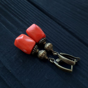 Сережки з натуральними коралами кольору лосось