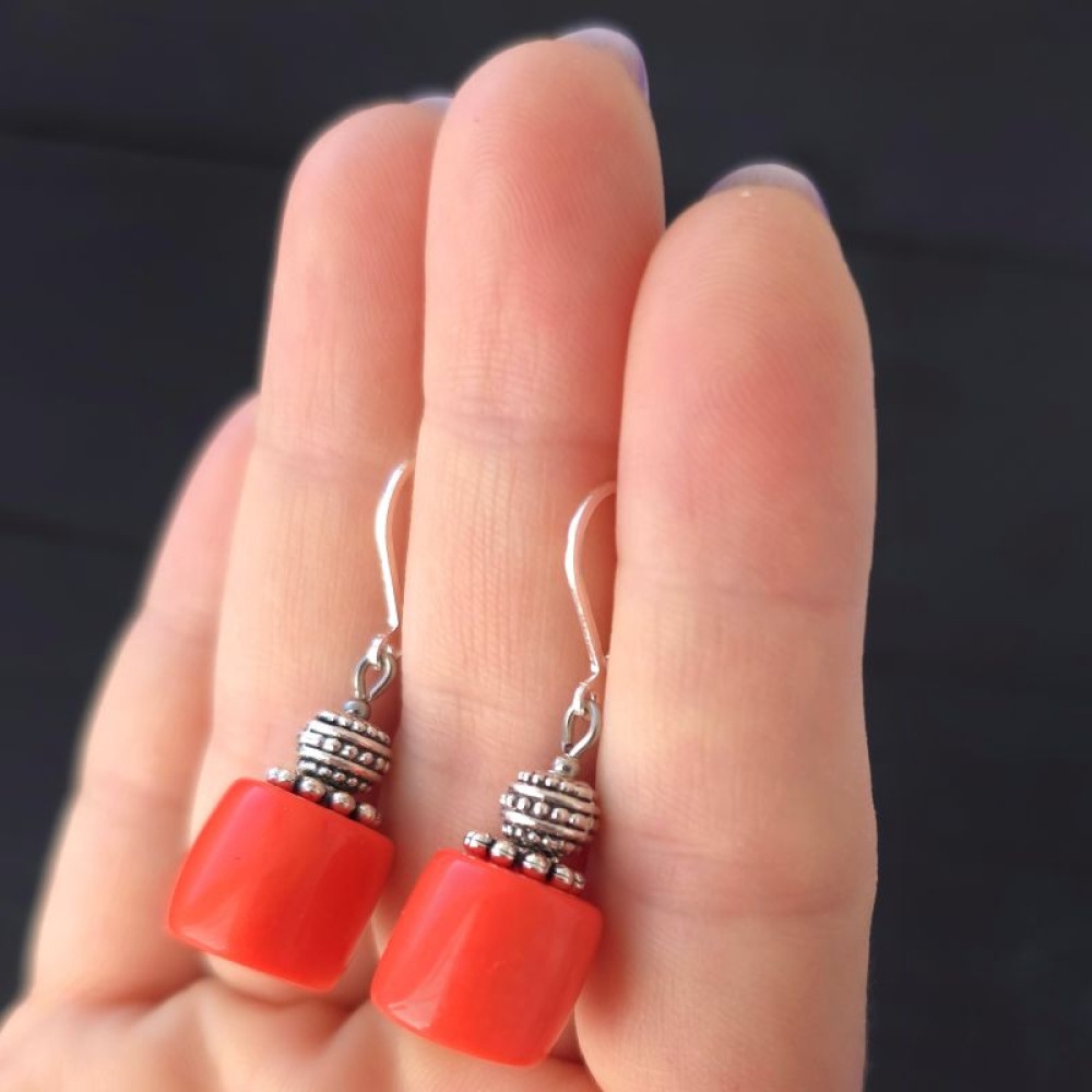 Сережки з натуральними коралами кольору лосось