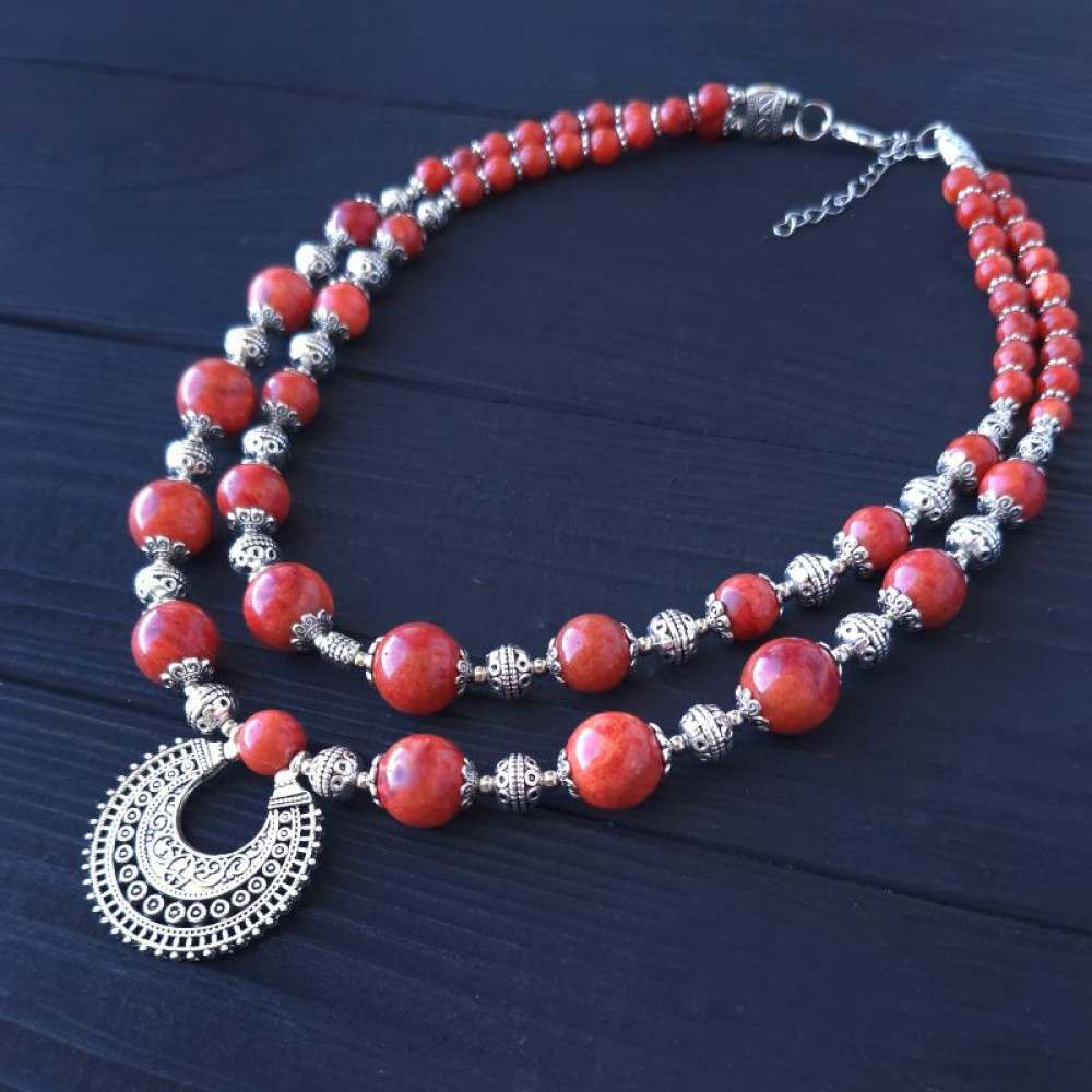 Намисто з натуральних коралів з лунницею