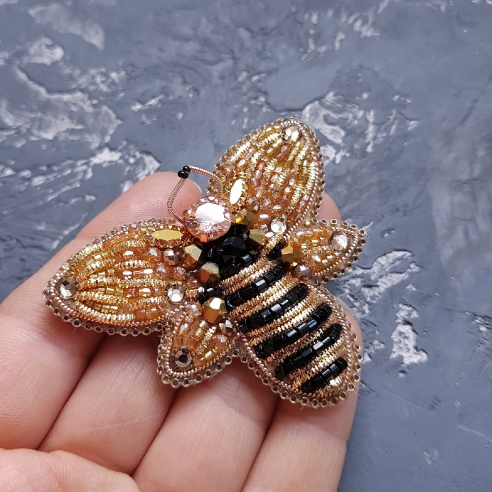 Брошка розшита кристалами Swarovski і стразами бджілка 
