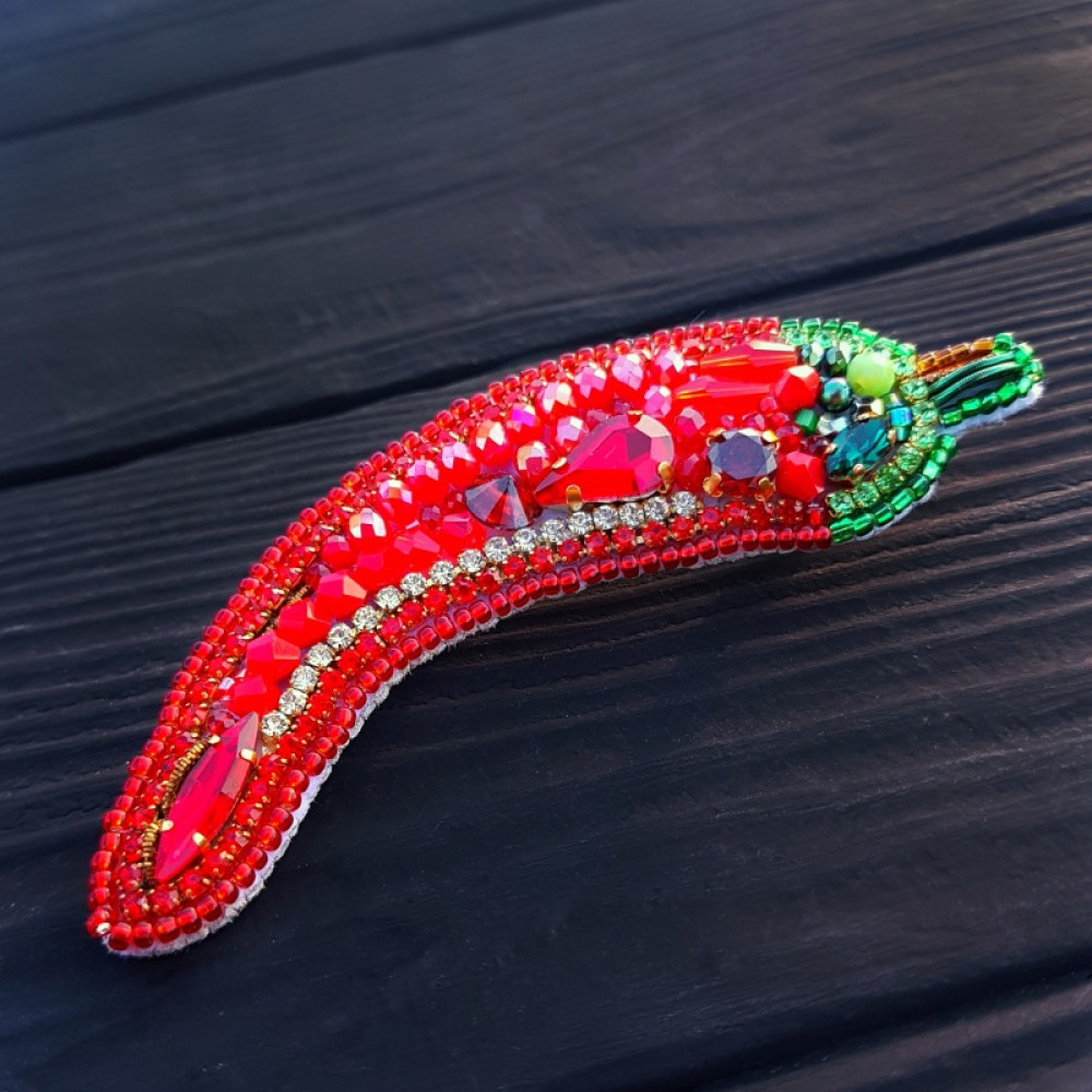 Брошка "Палкий перчик", розшита кристалами Swarovski