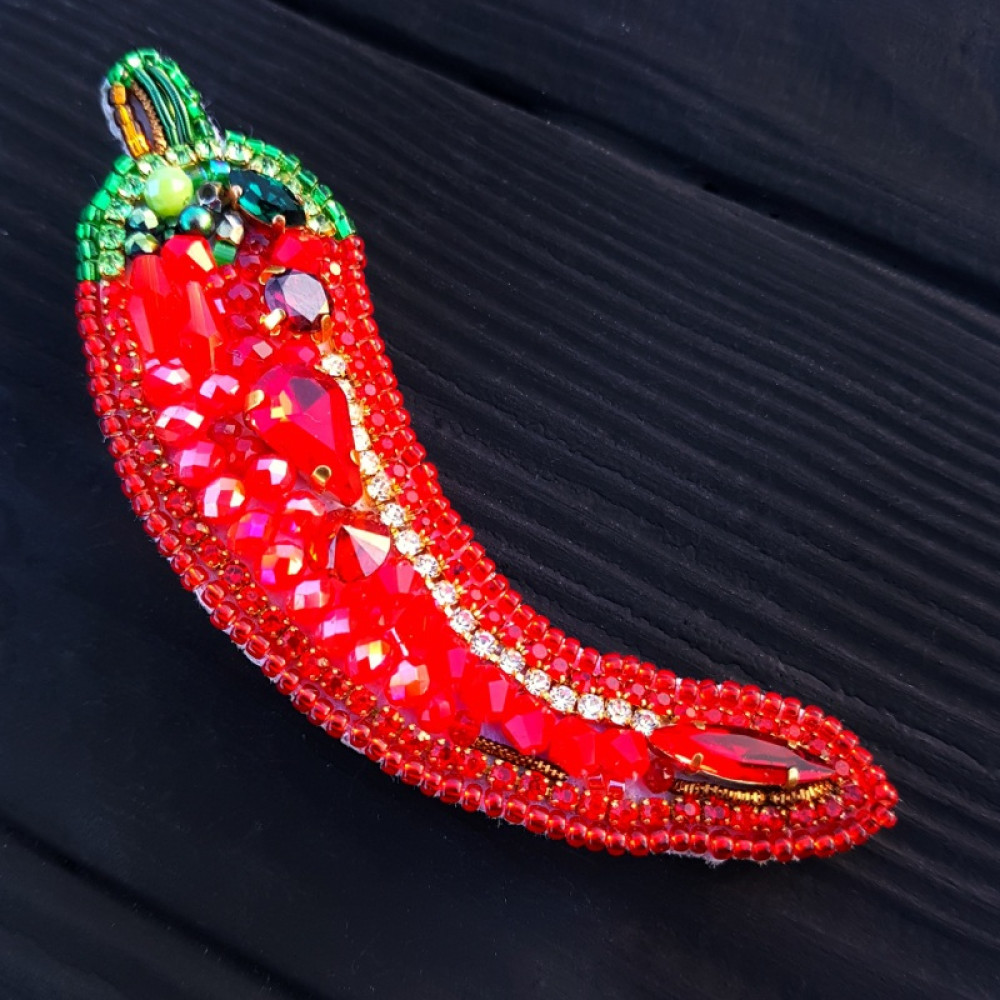Брошка "Палкий перчик", розшита кристалами Swarovski