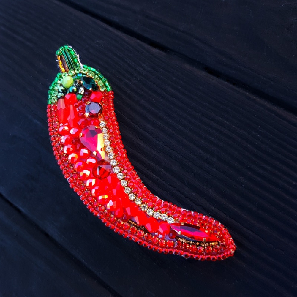 Брошка "Палкий перчик", розшита кристалами Swarovski