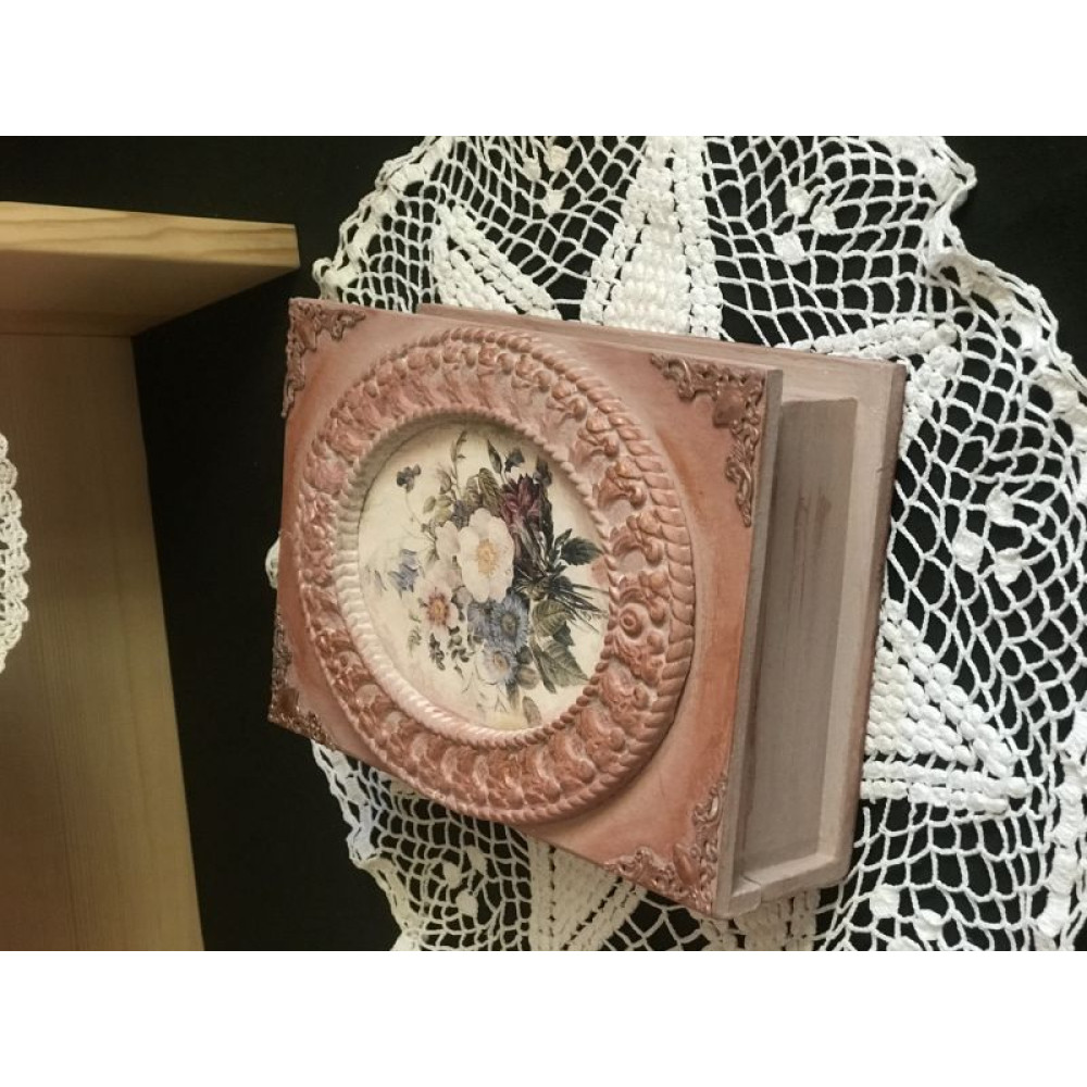 Шкатулка книга в техніці декупаж