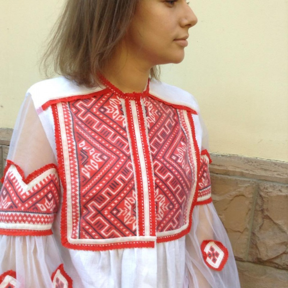 Сорочка з білого льону вишивка низинкою червоними нитками