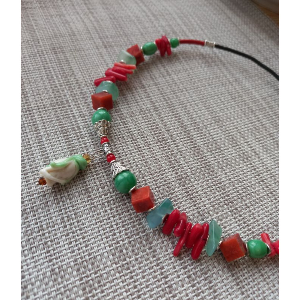 Чокер з коралу, агату, нефриту,  намістини  lampwork  "Біла квітка серед маків"