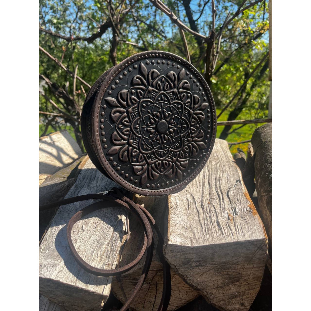 Жіноча кругла шкіряна сумка «Орео» темно-коричнева ручної роботи з етнічним тисненням 