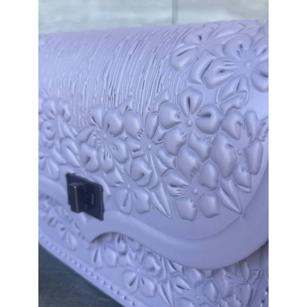 Жіноча маленька шкіряна сумка «Барвінок» лавандова ручної роботи з авторсько-етнічним тисненням 