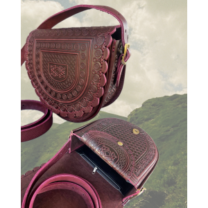 Середня шкіряна сумка «Тобівка» ручної роботи бордова з авторсько-етнічним тисненням 