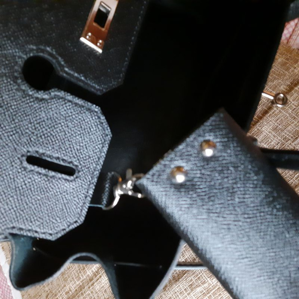 Жіноча сумка зі шкіри чорного кольору.  