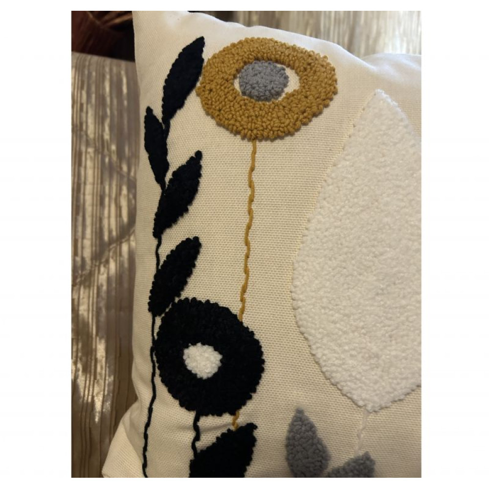Декоративна вишита подушка з килимовою вишивкою