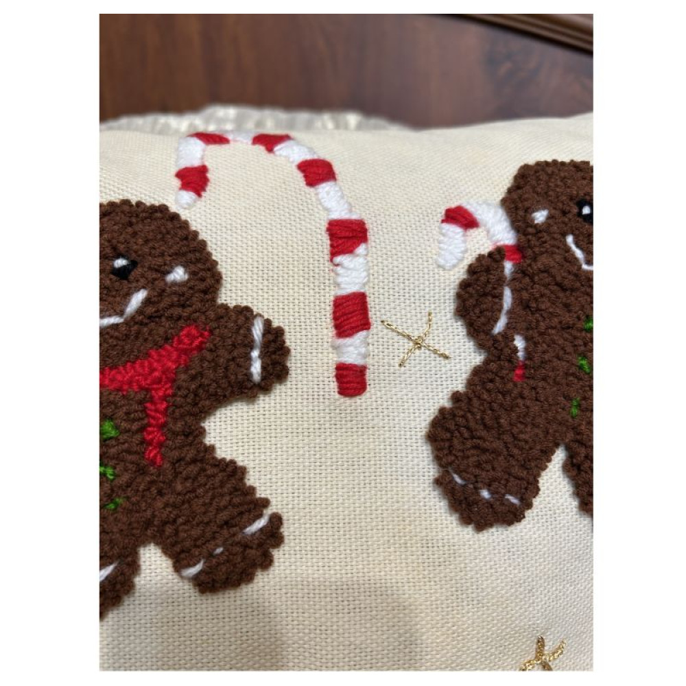 Декоративна вишита подушка з килимовою вишивкою