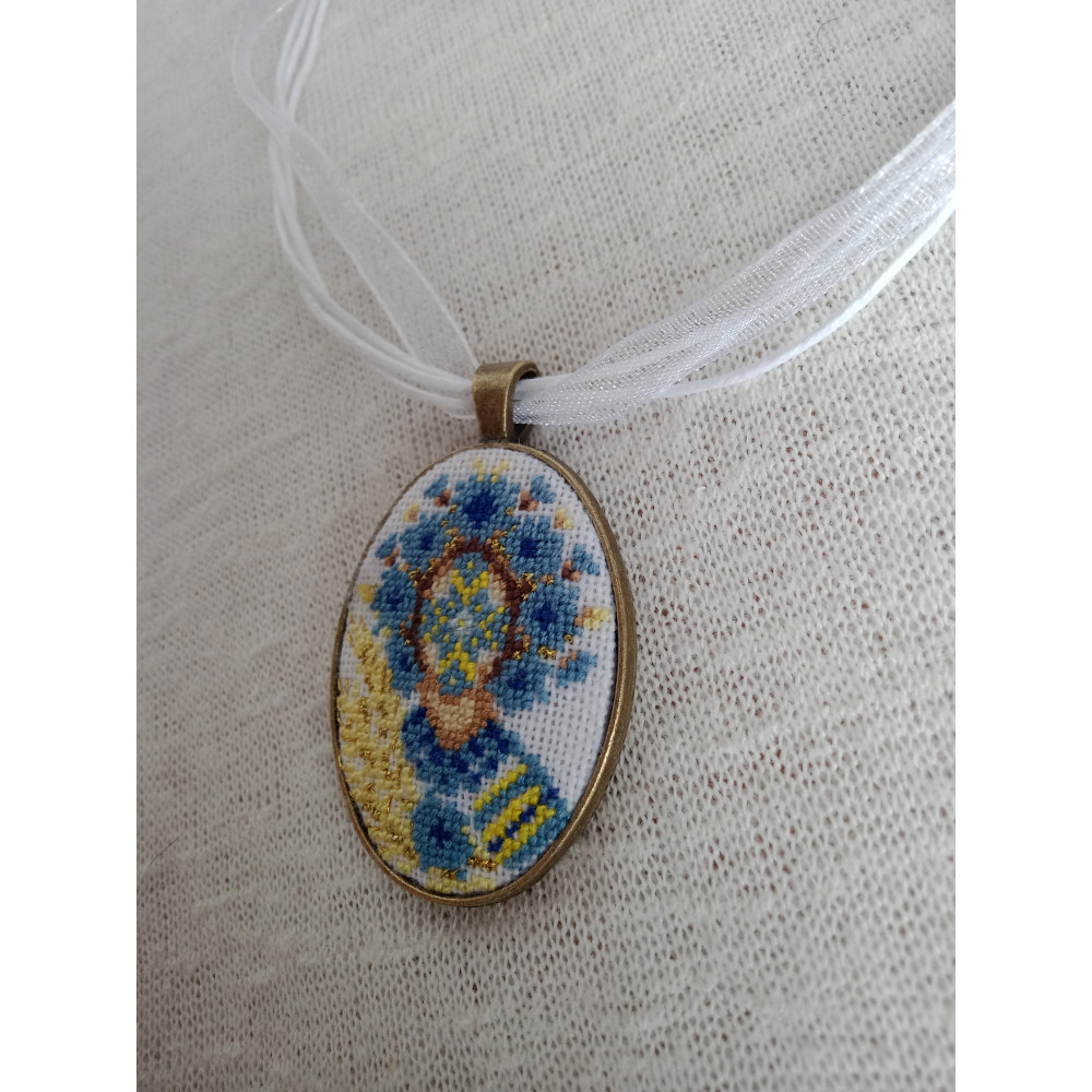Кулон з мікровишивкою