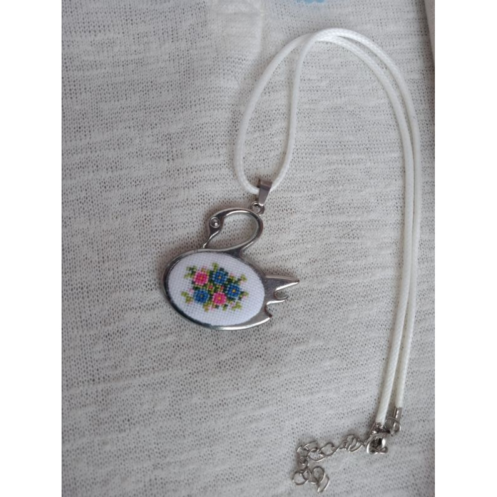 Кулон з мікровишивкою
