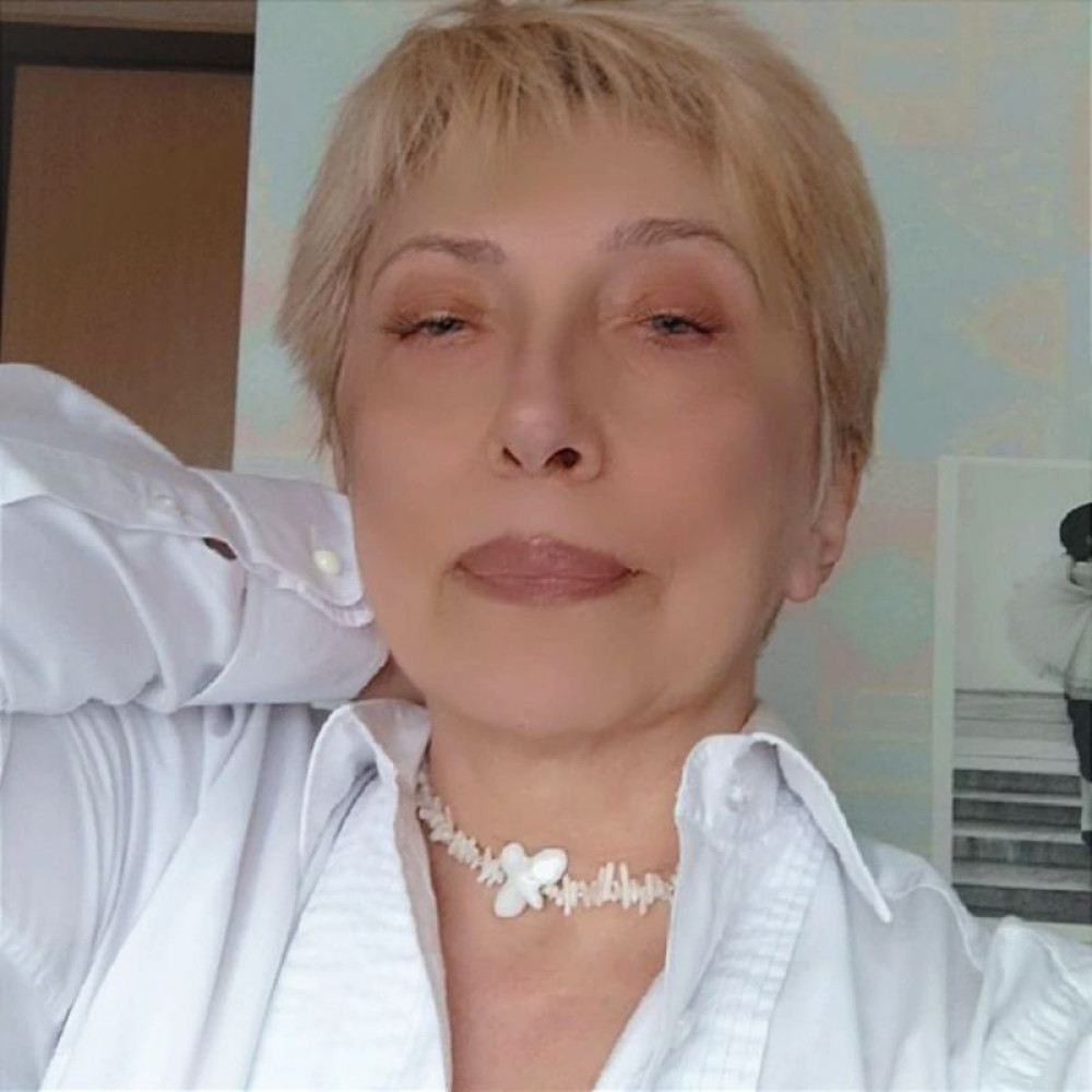 Колье - чокер з натуральним білим коралом і порцеляновою пташкою "Біла горлиця "