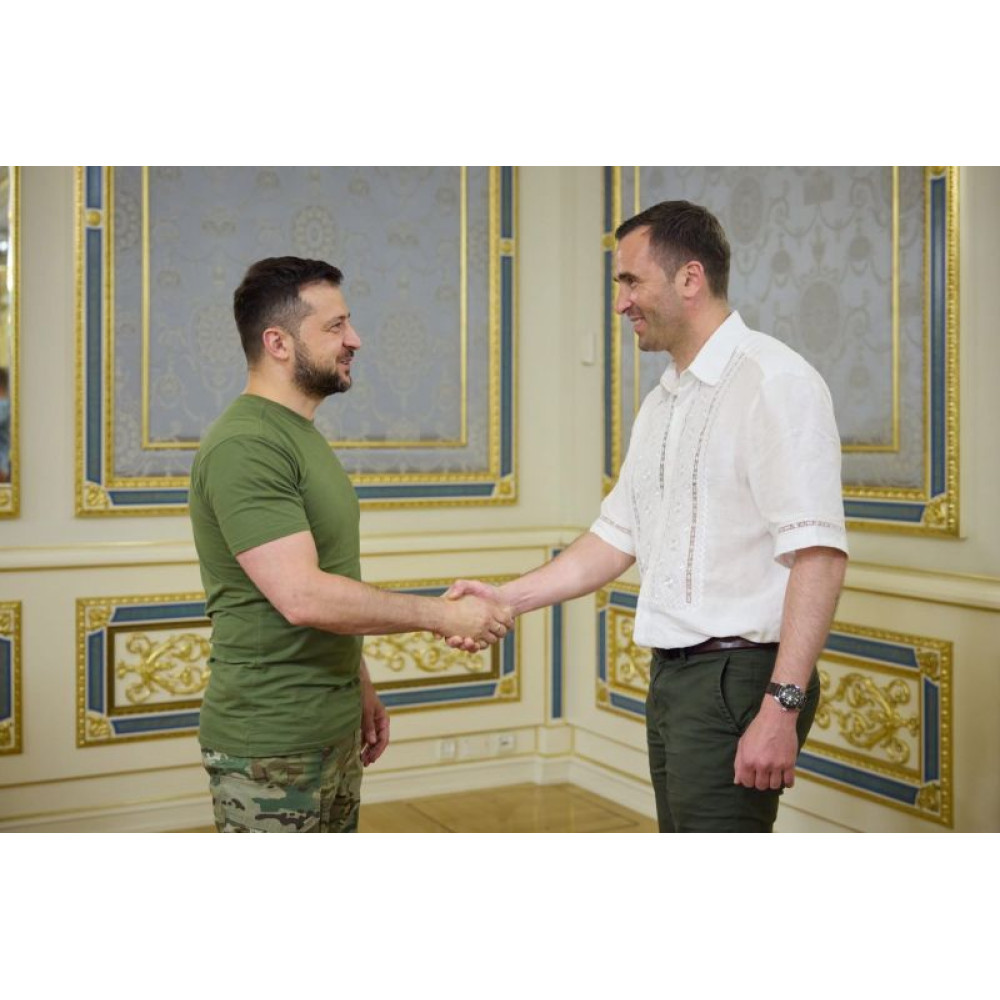 Вишита біла по білому лляна чоловіча сорочка. 