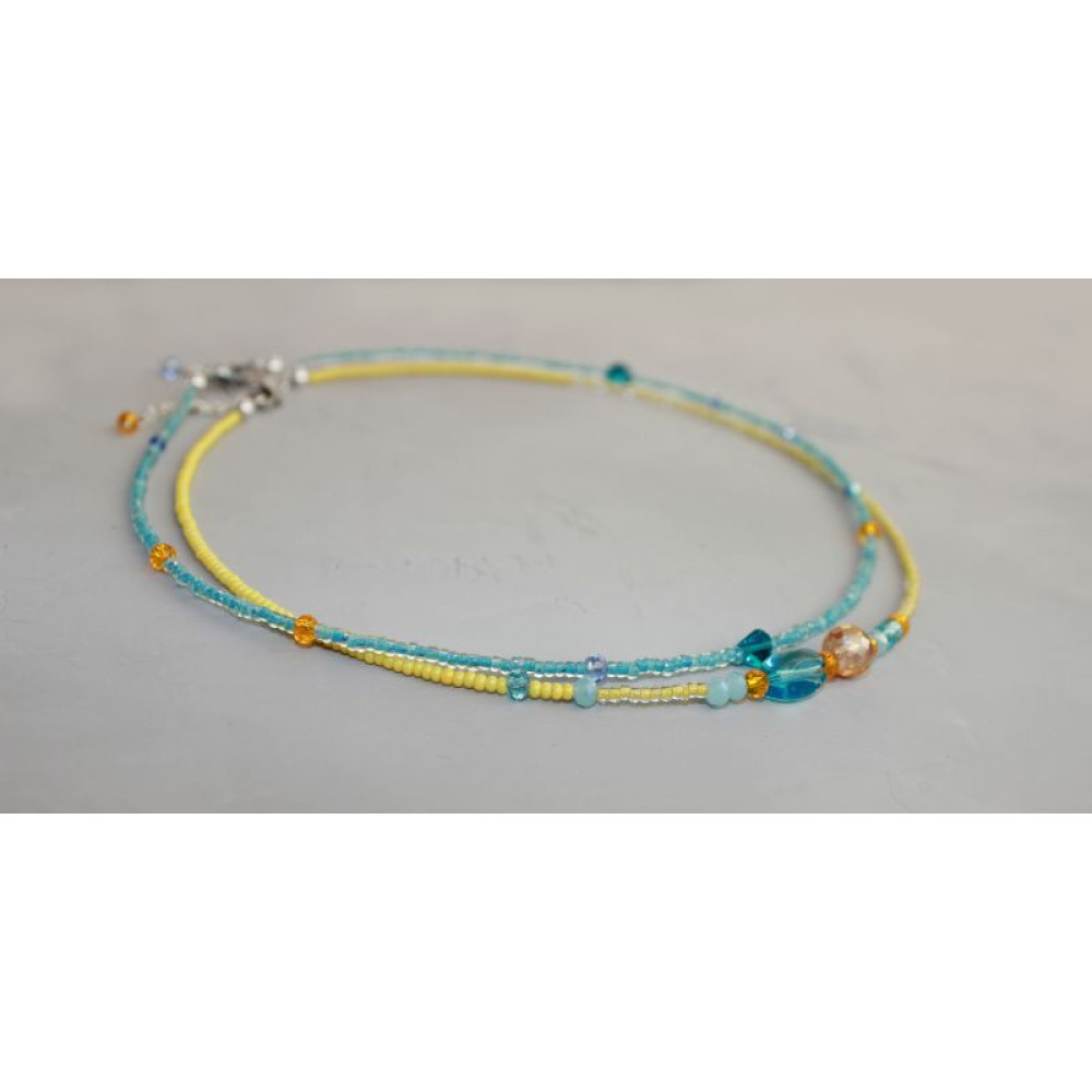 Невелике акуратне повсякденне намисто в українських жовто-блакитних кольорах