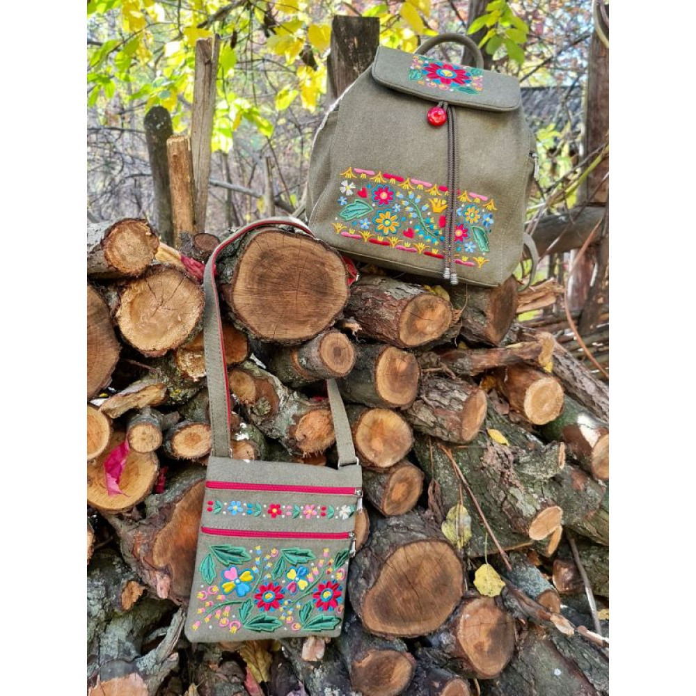 Маленька сумка з вишивкою "Нескорені" кольору хакі (30014)