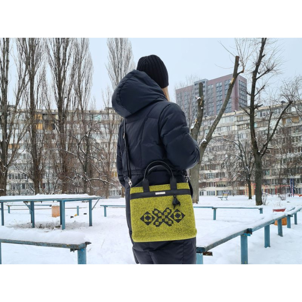Фетрова сумка оливкового кольору з аплікацією (13013)