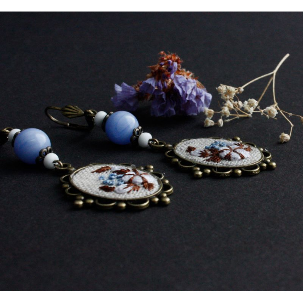 Блакитні білі сережки з намистинами і бавовною Прикраси до вишиванки 