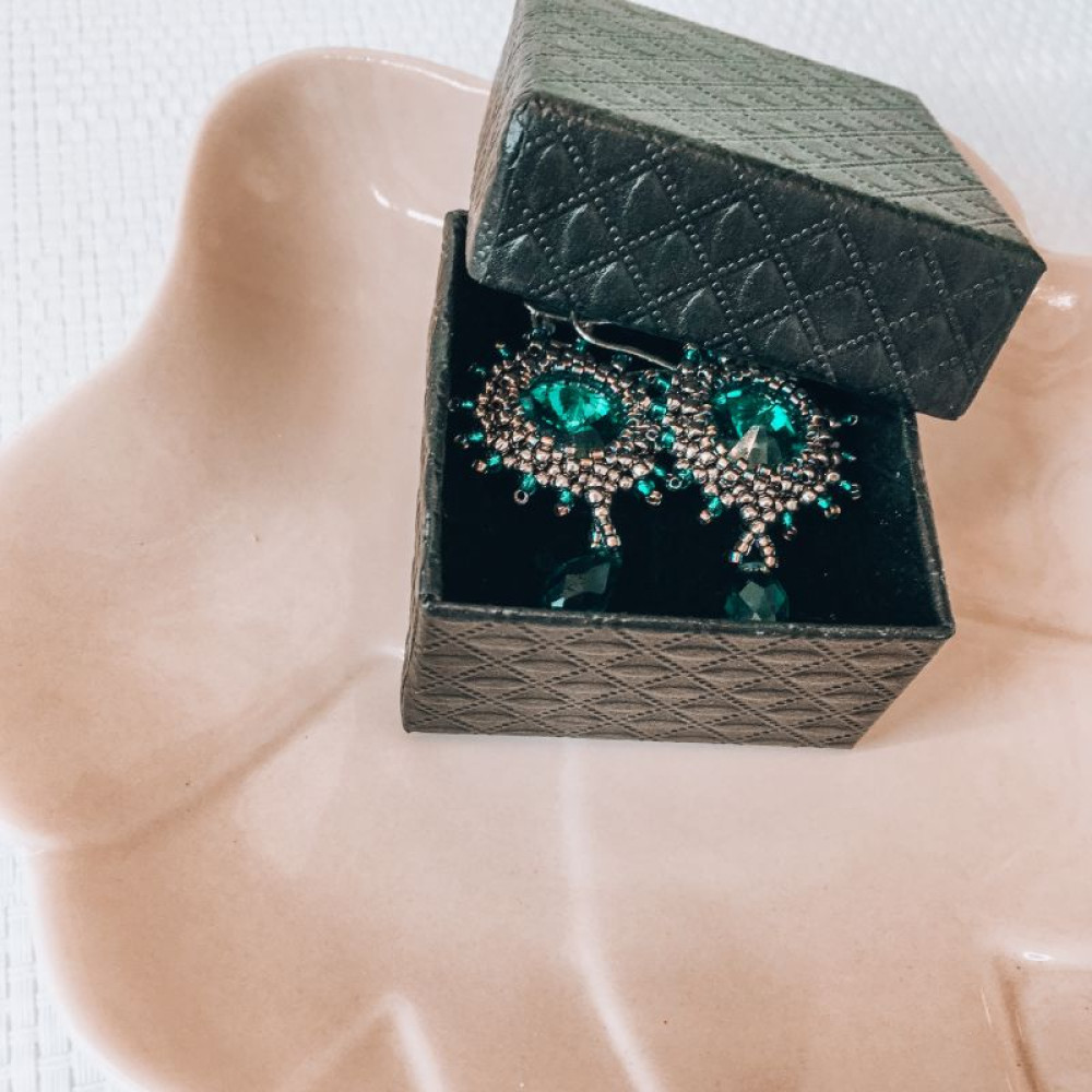 Сережки з кристалами Swarovski і гіпоалергенної фурнітурою.