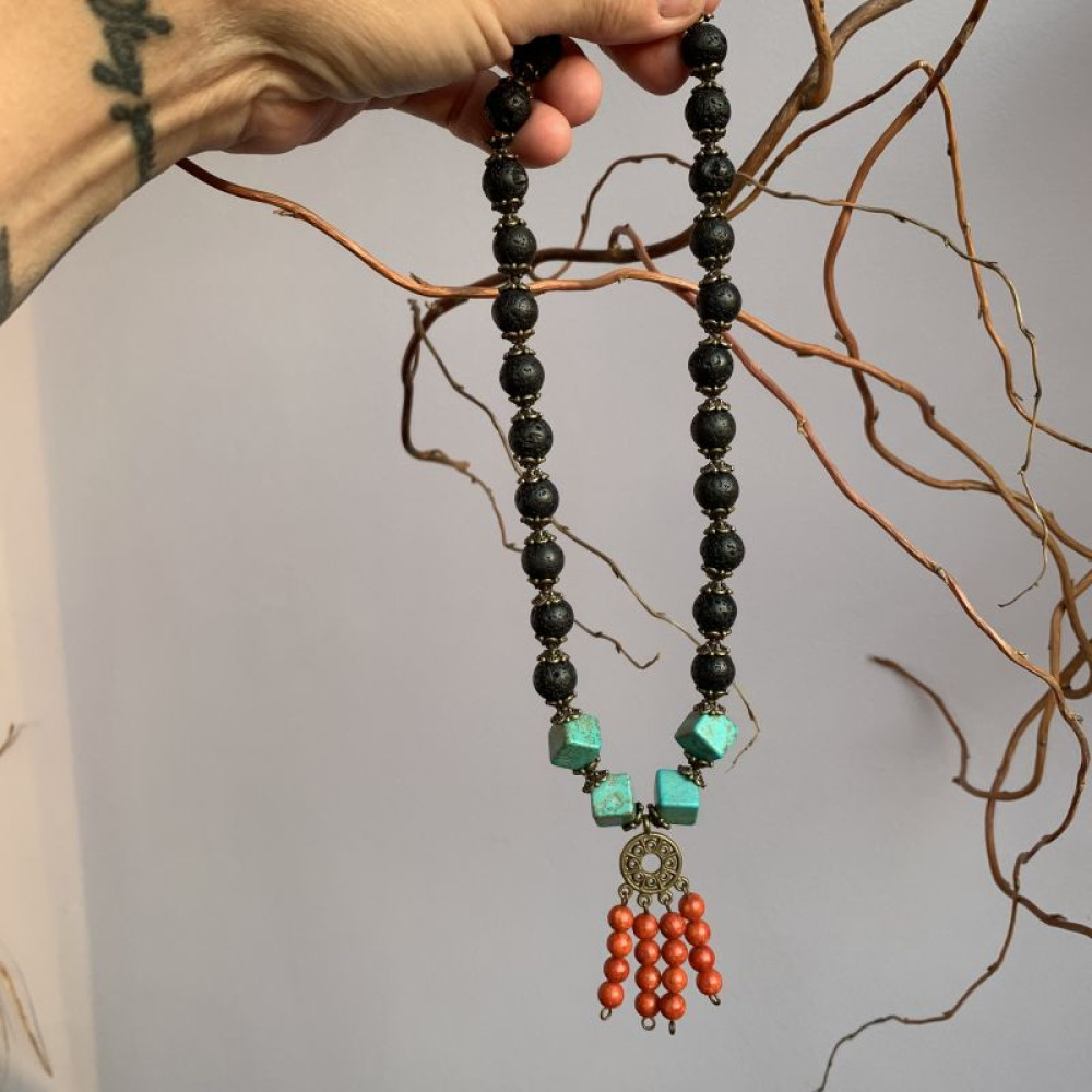 Намисто в етно-стилі з натуральної чорної вулканічної лави. З підвіскою із натуральних коралів.